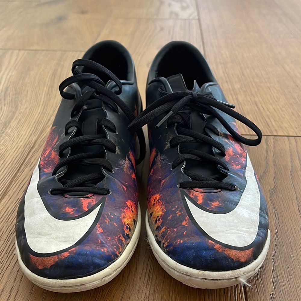 CR7 indoor soccer shoes